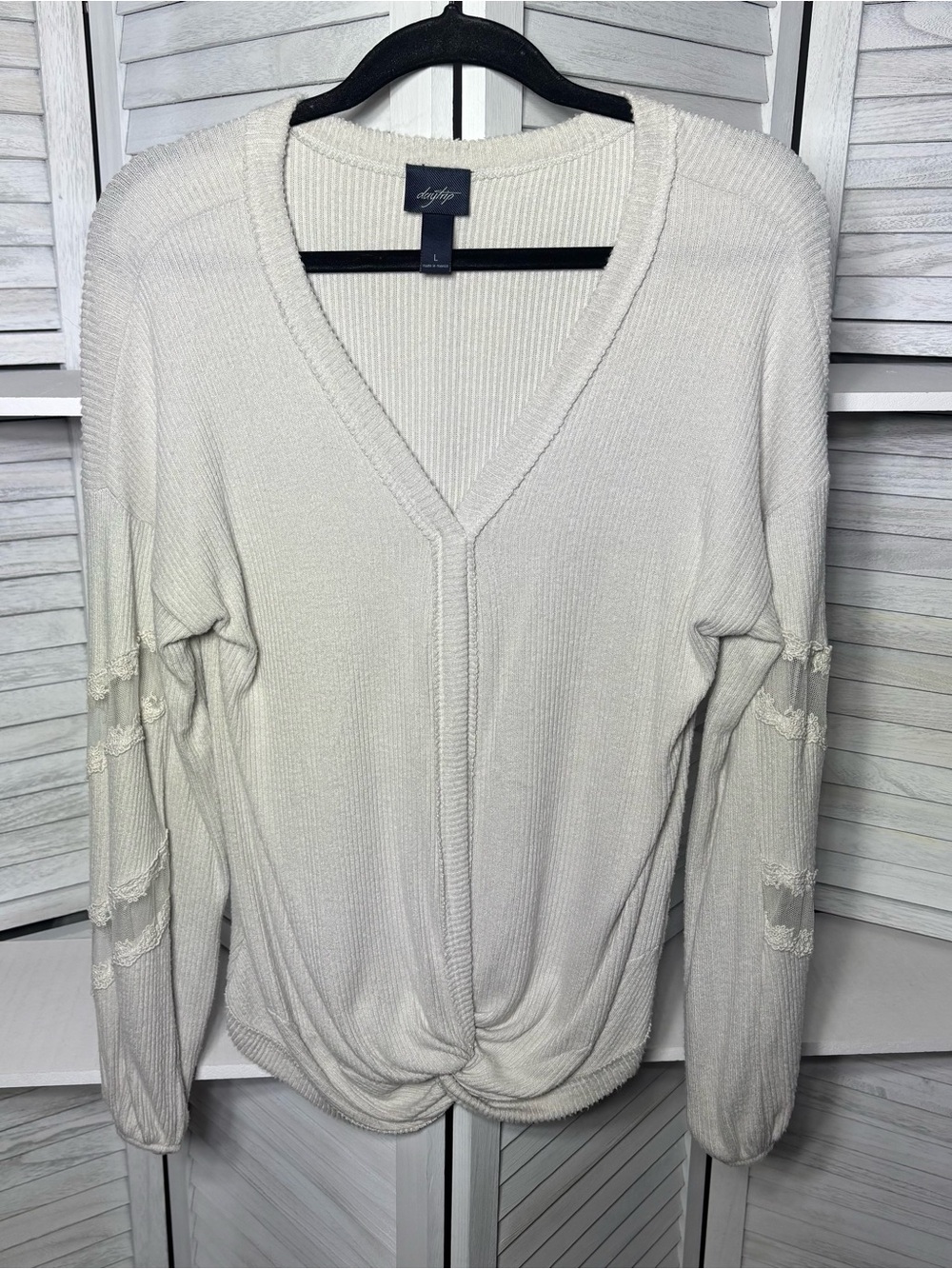 Daytrip Cream Ribbed V-Neck Twist Front Top - Lace Sleeve Detail - Large